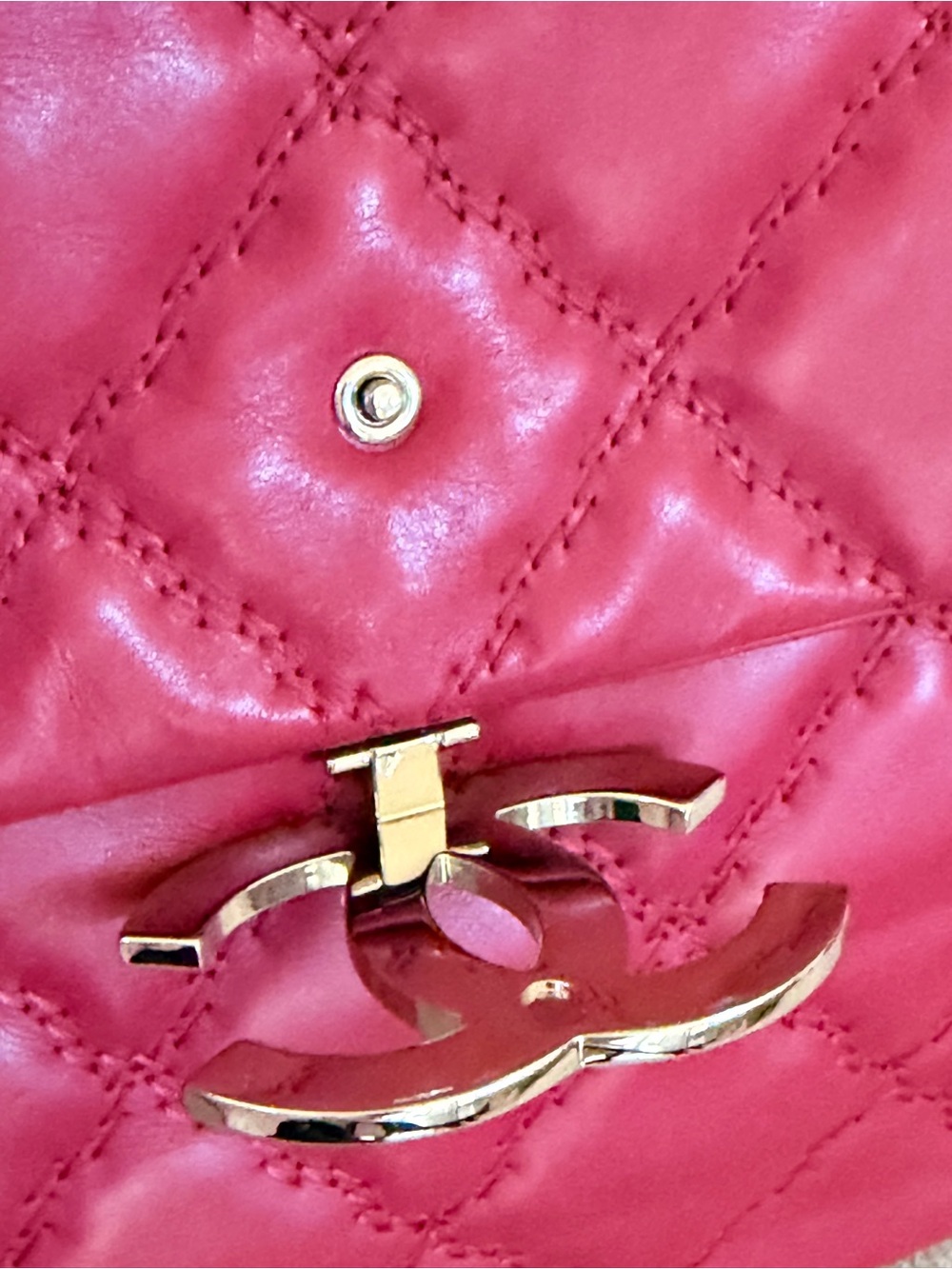 CHANEL Quilted Lambskin Shoulder Bag in Berry Pink with Chain Strap - Picture 6 of 15